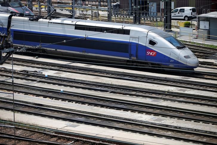 © Reuters. A TGV high speed train is parked at a SNCF depot station in Charenton-le-Pont near Paris