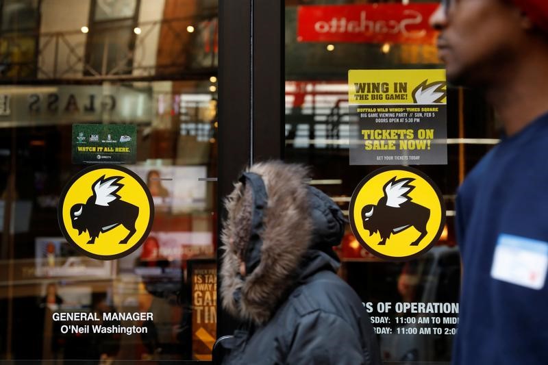 © Reuters. A pedestrian walks past a Buffalo Wild Wings restaurant in New York