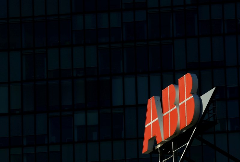 © Reuters. FILE PHOTO -  The logo of Swiss engineering group ABB is seen on a office building in Vienna