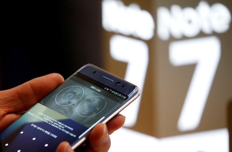 © Reuters. A customer tries out a Samsung Electronics' Galaxy Note 7 at the company's headquarters in Seoul