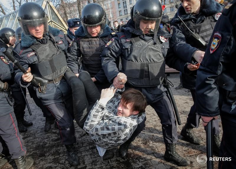 © Reuters. فرنسا قلقة من اعتقال روسيا لمتظاهرين