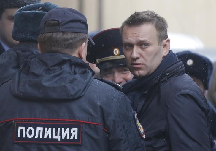 © Reuters. Líder de oposição russo Alexei Navalny é levado pela polícia para audiência em tribunal de Moscou