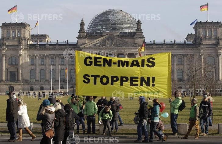 © Reuters. Protesters hold up a banner in front of the German lower house of parliament Bundestag in Berlin