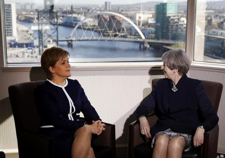 © Reuters. A premiê britânica, Theresa May (à direita), se reuniu com a primeira-ministra escocesa, Nicola Sturgeon