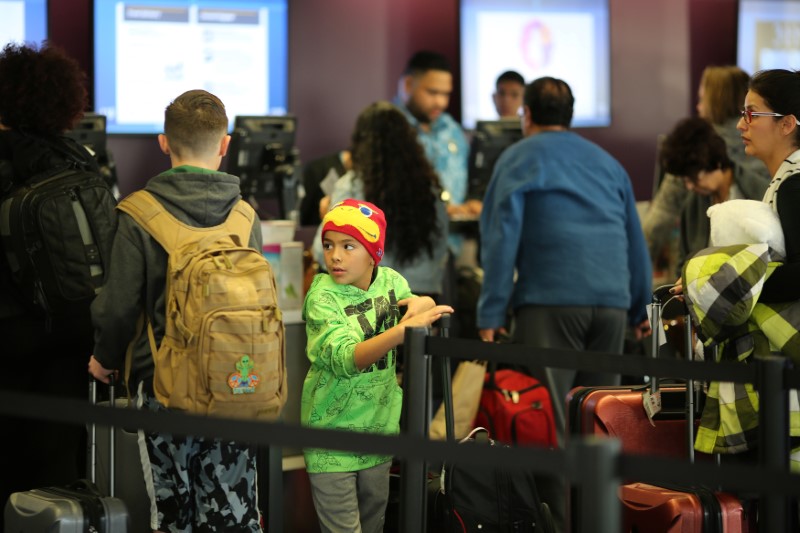 © Reuters. Travelers pass through Los Angeles International Airport (LAX) on the day before Thanksgiving in Los Angeles