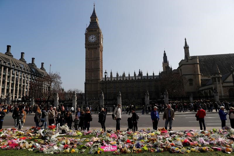 © Reuters. Flores em local de ataque em Londres