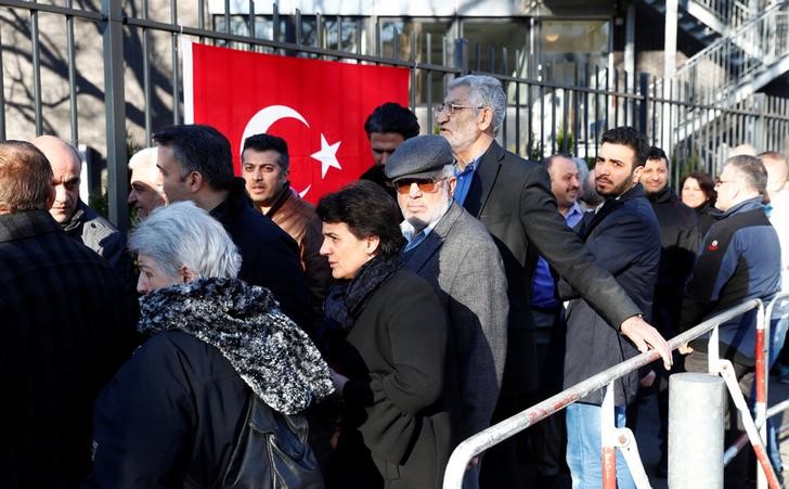 © Reuters. Turcos fazem fila para votar em Berlim