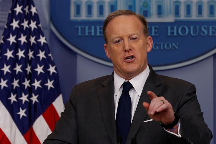 © Reuters. Porta-voz da Casa Branca, Sean Spicer, durante briefing a jornalistas nesta segunda