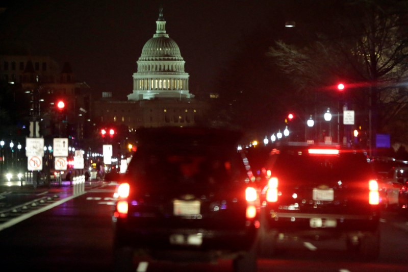 © Reuters. A motorcade drives along Pennsylvania Avenue