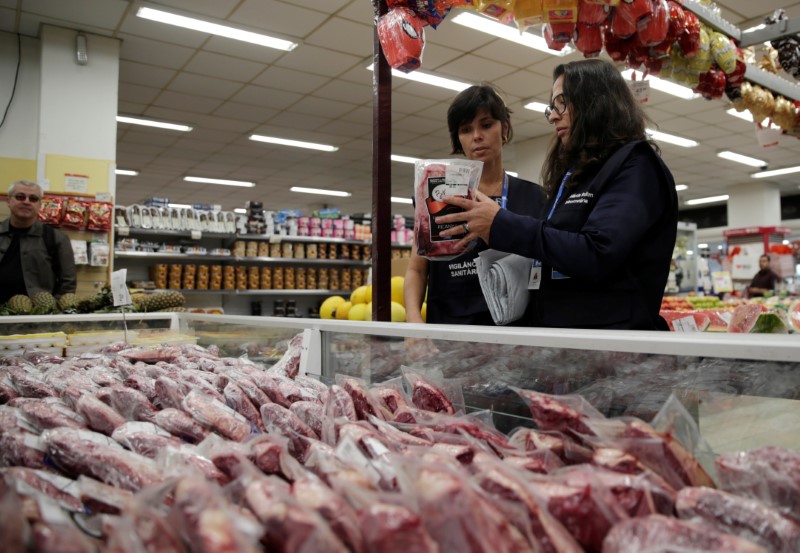 © Reuters. Agentes da Vigilância Sanitária recolhem carnes para análise em laboratório em supermercado no Rio de Janeiro