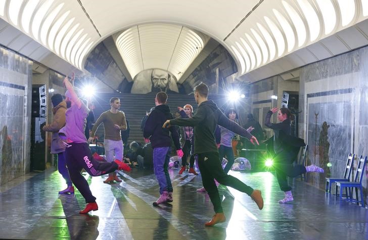 © Reuters. Bailarinos do Balé de Moscou se apresentam na estação Dostoyevskaya do metrô de Moscou