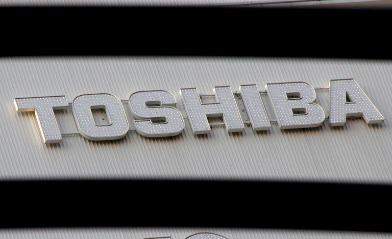 © Reuters. FILE PHOTO: A logo of Toshiba Corp is seen outside an electronics retail store in Tokyo