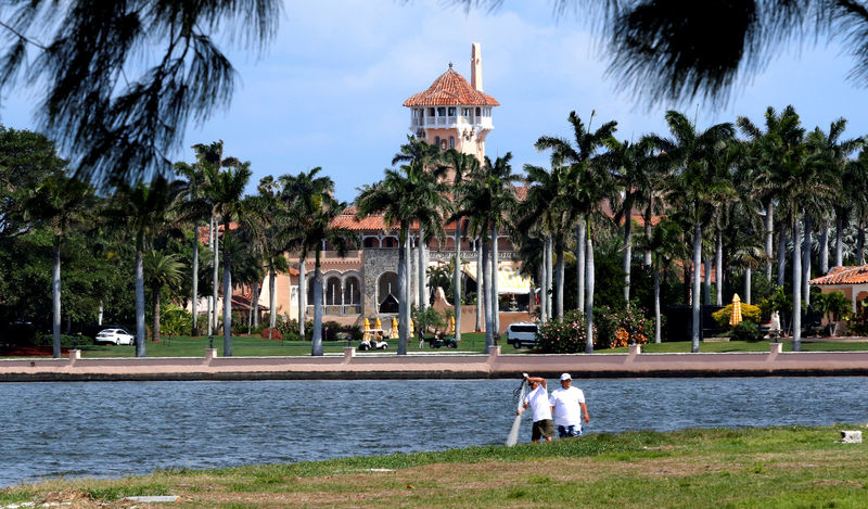 © Reuters. U.S. President Donald Trump's Mar-a-Lago estate in Palm Beach is seen from West Palm Beach