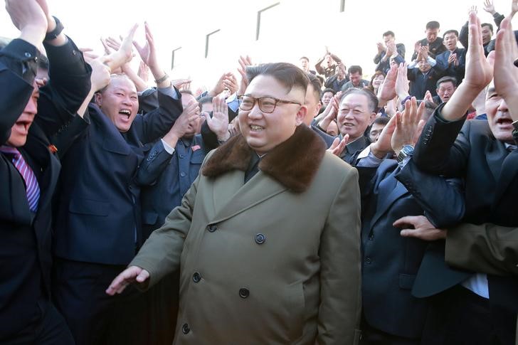 © Reuters. Líder norte-coreano Kim Jong Un visita instituto em Pyongyang