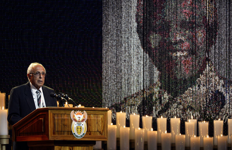© Reuters. FILE PHOTO: Ahmed Kathrada, close friend of former South African President Nelson Mandela, speaks during Mandela's funeral ceremony in Qunu