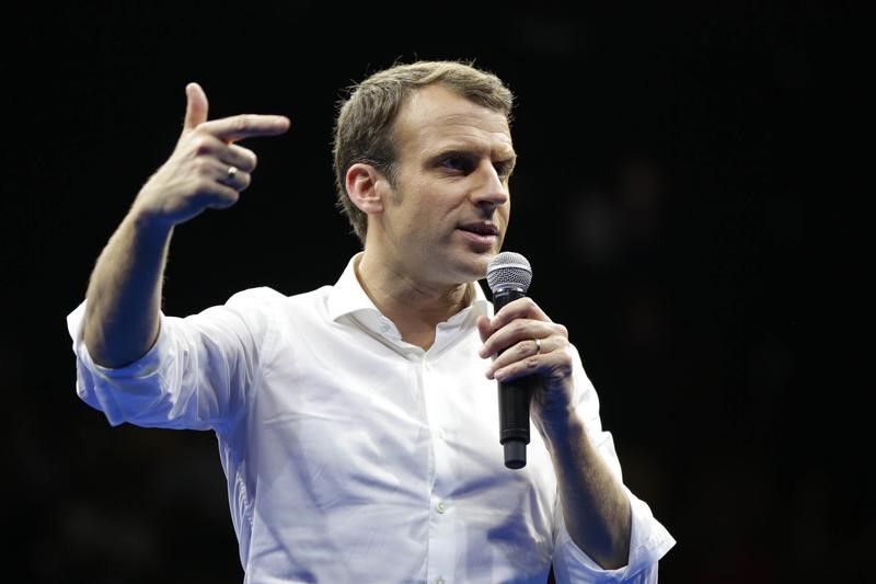 © Reuters. استطلاع جديد يتوقع فوز ماكرون بالانتخابات الفرنسية متغلبا على لوبان