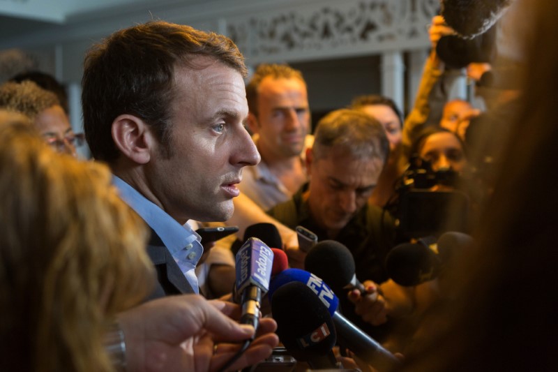© Reuters. Un nuevo sondeo da ganador a Macron frente a Le Pen