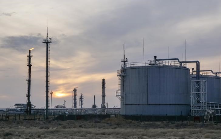 © Reuters. Нефтегазоперерабатывающий завод в Кызылординской области Казахстана