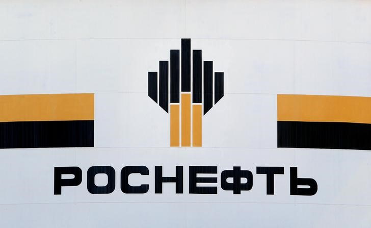 © Reuters. FILE PHOTO: The logo of Russia's Rosneft oil company is pictured at the central processing facility of the Rosneft-owned Priobskoye oil field outside the West Siberian city of Nefteyugansk