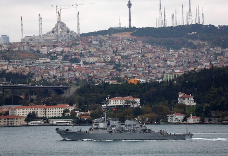 © Reuters. FILE PHOTO: The U.S. Navy destroyer USS Carney sets sail in the Bosphorus, on its way to the Black Sea, in Istanbul