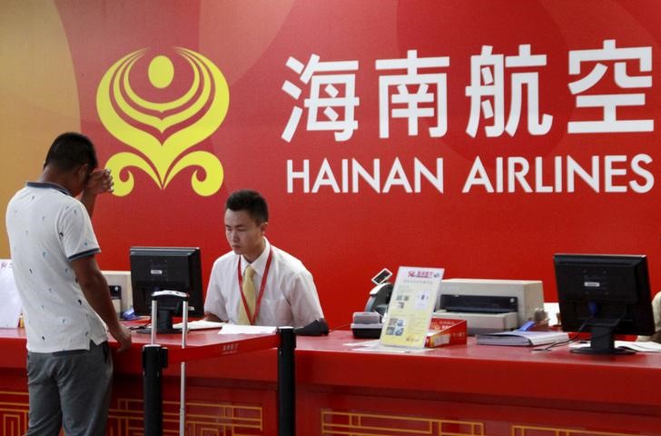 © Reuters. Стойка авиакомпании Hainan Airlines, входящей в конгломерат HNA Group, в аэропорту города Хайкоу