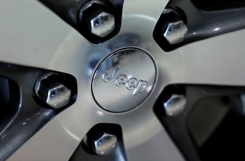 © Reuters. The Jeep logo is seen on the wheel of a Jeep Grand Cherokee on the showroom at the Massey-Yardley Chrysler, Dodge, Jeep and Ram automobile dealership in Plantation