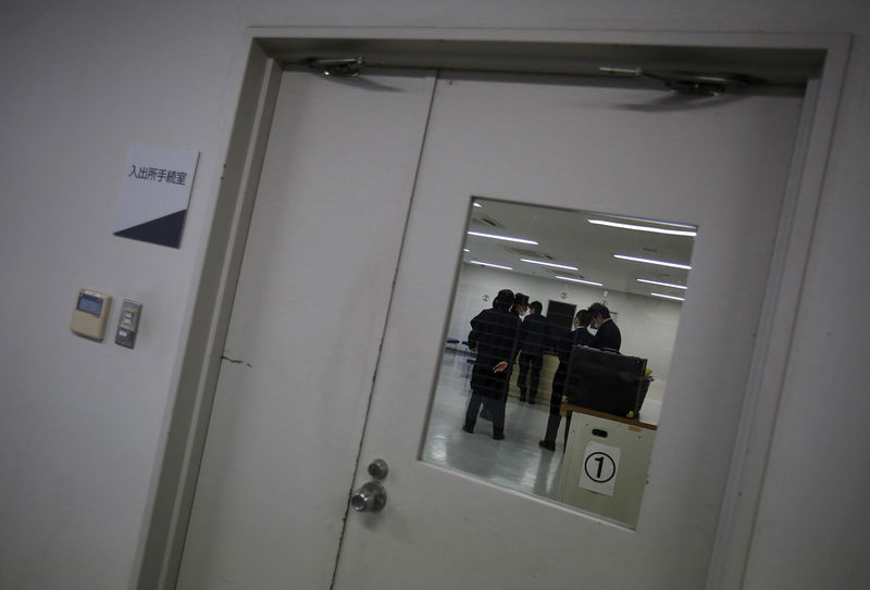 © Reuters. FILE PHOTO: Guards at the East Japan Immigration Center stand inside a processing room at the center in Ushiku