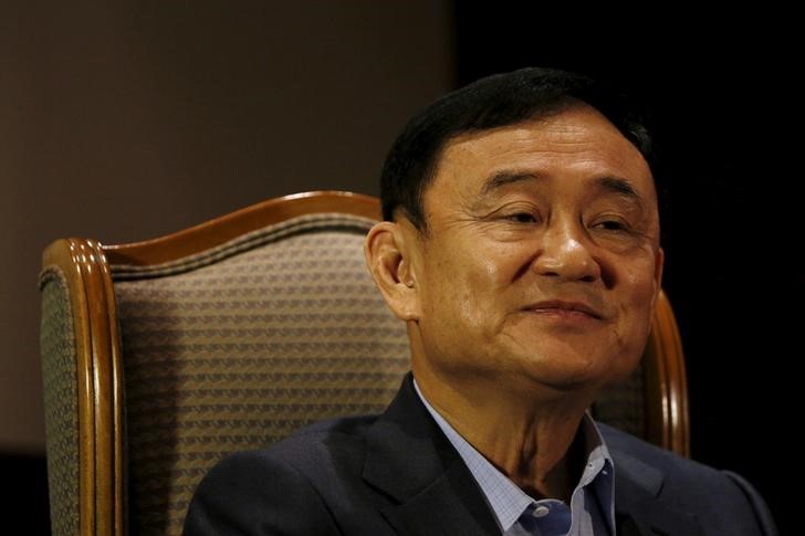 © Reuters. Former Thai Prime Minister Thaksin Shinawatra speaks to Reuters during an interview in Singapore