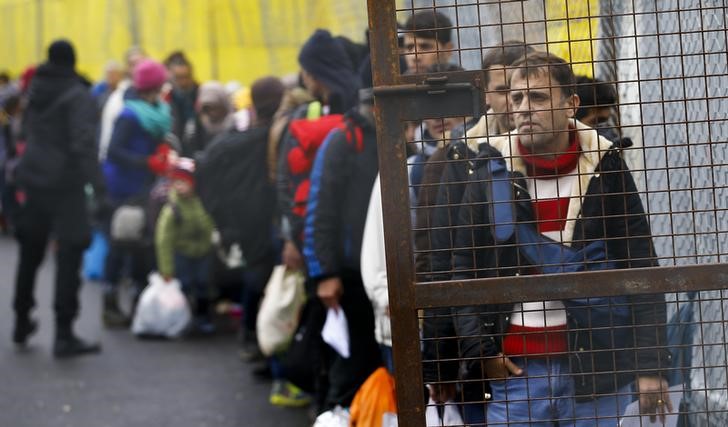 © Reuters. Migrants wait to cross the border from Slovenia into Spielfeld in Austria