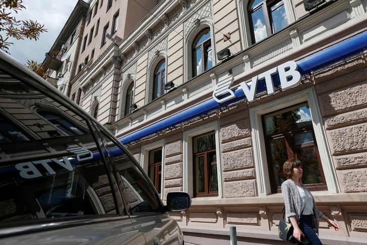 © Reuters. Отделение банка VTB в Киеве