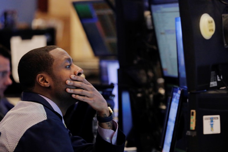 © Reuters. A trader looks at screens while working on the floor of the New York Stock Exchange (NYSE) in New York