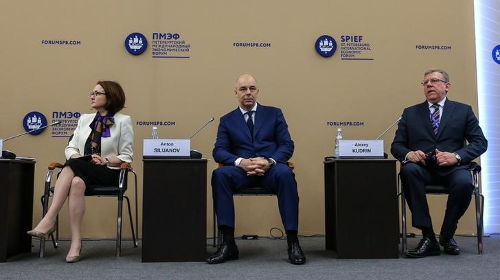 © Reuters. Эльвира Набиуллина, Антон Силуанов и Алексей Кудрин на сессии экономического форума в Санкт-Петербурге