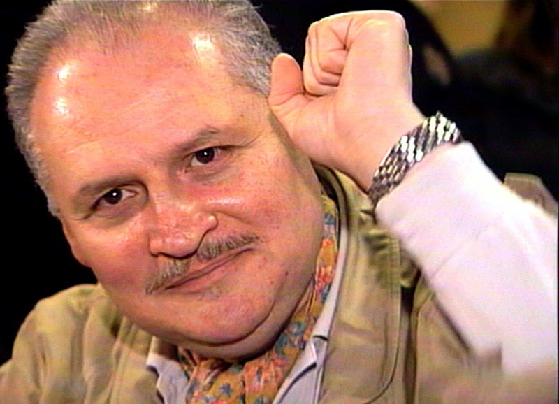 © Reuters. Ilich Ramirez Sanchez, better known as "Carlos the Jackal", raises his fist as he appears in court i..