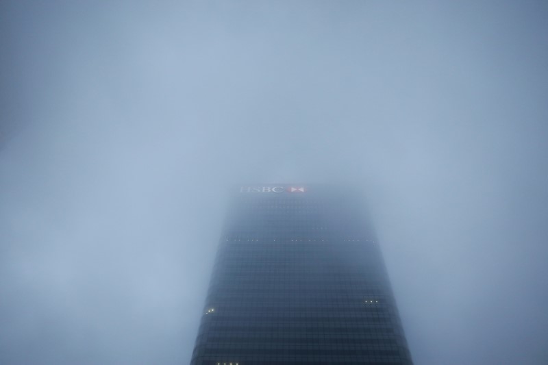 © Reuters. The logo on the building of HSBC's London headquarters appears through the early morning mist in London's Canary Wharf financial district