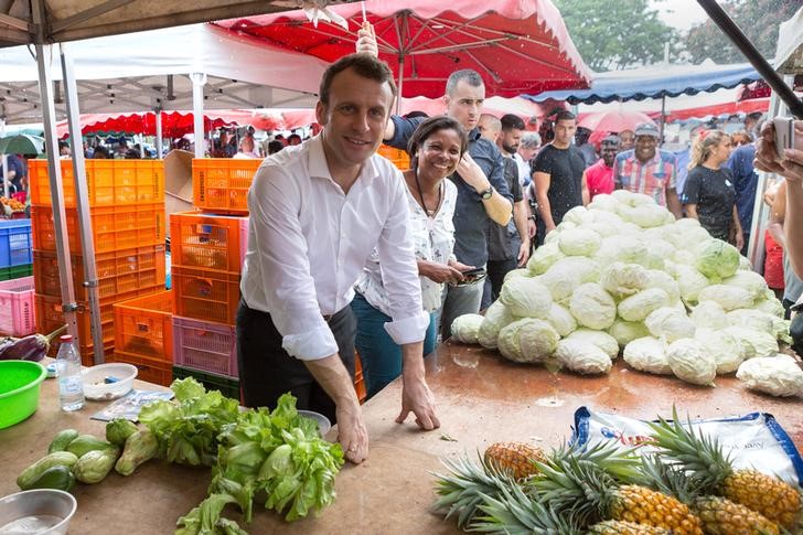 © Reuters. Emmanuel Macron durante visita a uma feira na ilha francesa de Reunião