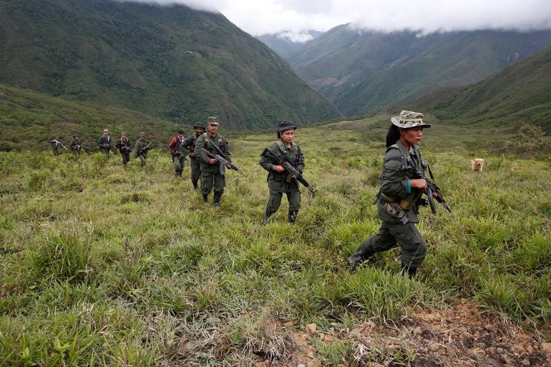 © Reuters. Más de un centenar de supuestos desertores de las FARC se entregan en Colombia