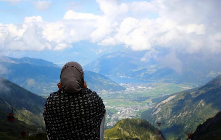 © Reuters. An Arab tourist looks down from Kitzsteinhorn mountain near Zell am See