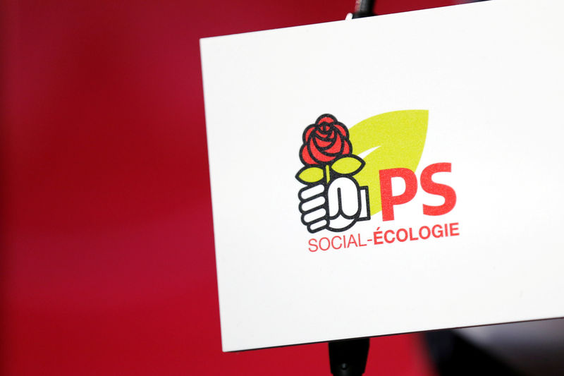 © Reuters. FILE PHOTO: The French Socialist Party logo is seen at their rue de Solferino headquarters in Paris