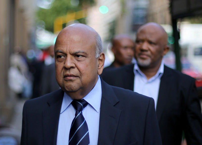 © Reuters. South Africa's Finance Minister Pravin Gordhan walks with his deputy, Mcebisi Jonas as they walk from their offices to a court hearing in Pretoria