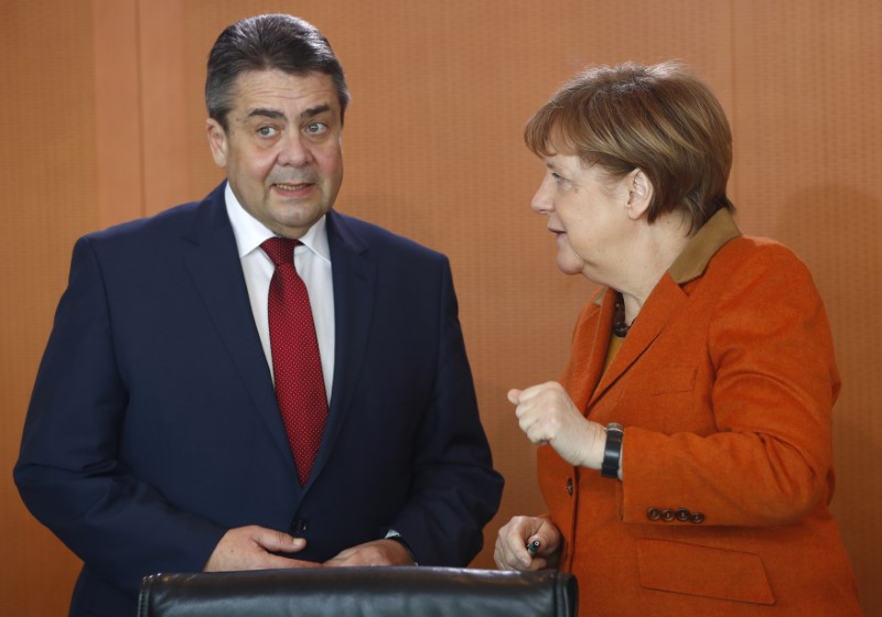 © Reuters. German Chancellor Merkel and Foreign Minister Gabriel before cabinet meeting at the chancellery in Berlin