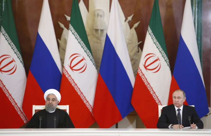 © Reuters. Russian President Putin and Iranian President Rouhani attend signing ceremony following their meeting at Kremlin in Moscow