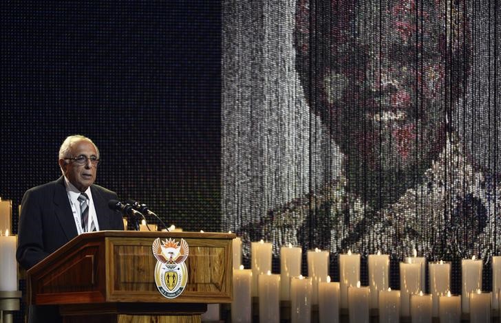 © Reuters. Ahmed Kathrada, discursa durante funeral de Nelson Mandela em Qunu