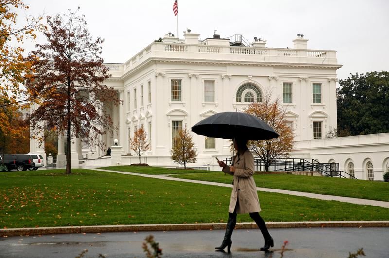 © Reuters. القبض على رجل يحمل عبوة مريبة بالقرب من البيت الأبيض