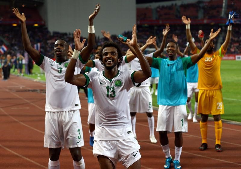 © Reuters. السعودية أقرب العرب لبلوغ كأس العالم وخسارة الإمارات تطيح بمدربها علي