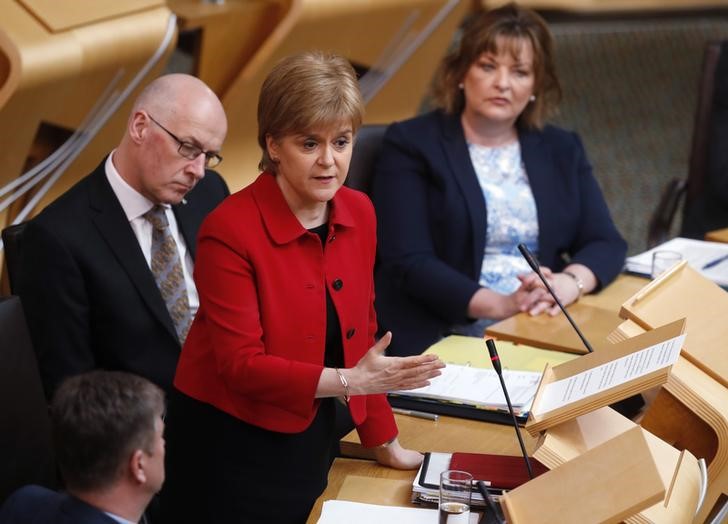 © Reuters. Primeira-ministra escocesa, Nicola Sturgeon, participa de debate no Parlamento da Escócia sobre um novo referendo para independência