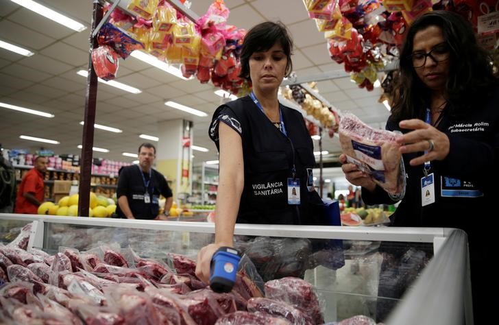 © Reuters. Agentes da Vigilância Sanitária recolhem carnes em supermercado do Rio de Janeiro para análise em laboratório