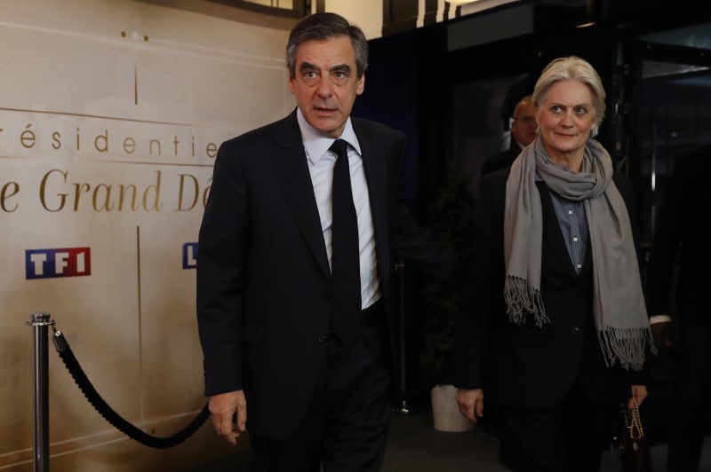 © Reuters. Francois Fillon and his wife Penelope arrive for a debate organised by French private TV channel TF1 in Aubervilliers
