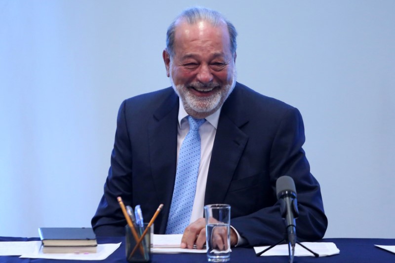 © Reuters. Mexican billionaire Carlos Slim smiles during a news conference in Mexico City