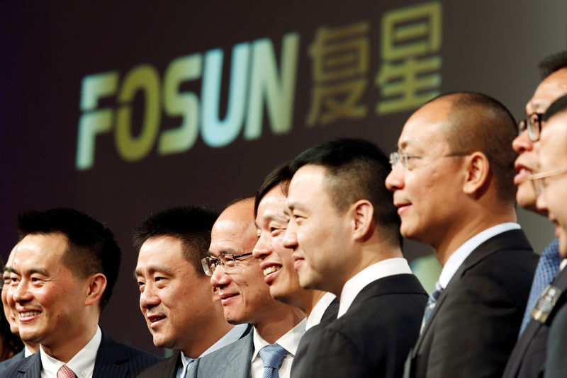 © Reuters. Fosun International Ltd Chairman Guo Guangchang and senior management members attend a news conference in Hong Kong