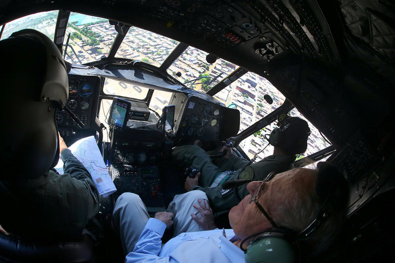 © Reuters. Peru's President Pedro Pablo Kuczynski on a helicopter observes floods in Piura, northern Peru